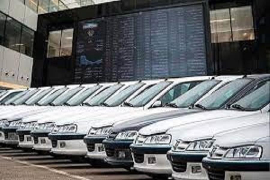 تاکید وزیر اقتصاد بر عرضه خودرو در بورس